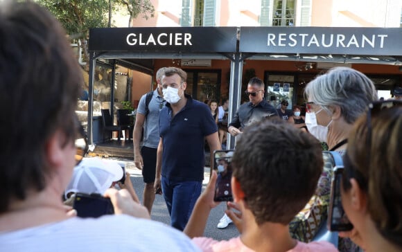 Exclusif - Le président Emmanuel Macron, masqué, prend un bain de foule à Bormes-les-Mimosas le 3 aout 2020. Il a ensuite pris un pot avec François Arizzi, le maire de la commune. © Jacovides/Moreau/Bestimage