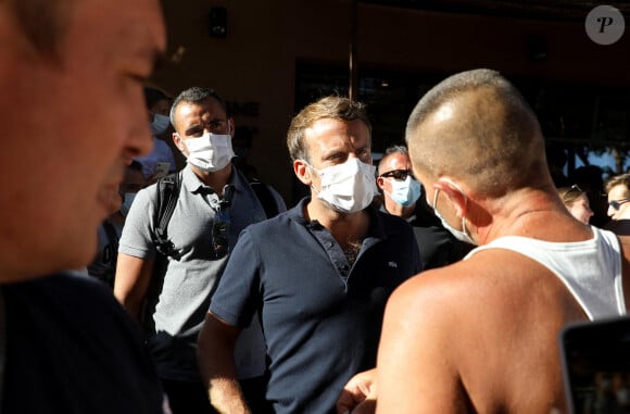 Exclusif - Le président Emmanuel Macron, masqué, prend un bain de foule à Bormes-les-Mimosas le 3 aout 2020. Il a ensuite pris un pot avec François Arizzi, le maire de la commune. © Jacovides/Moreau/Bestimage