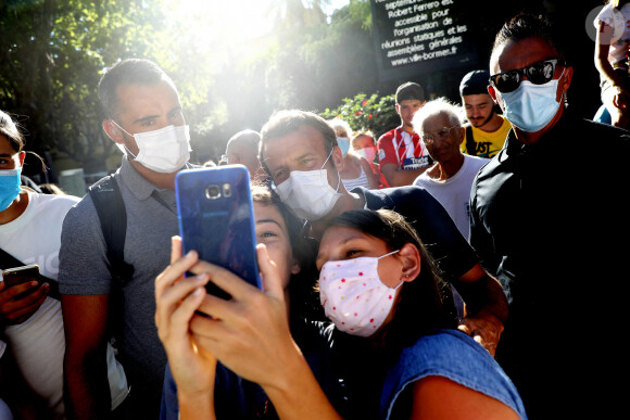 Exclusif - Le président Emmanuel Macron, masqué, prend un bain de foule à Bormes-les-Mimosas le 3 aout 2020. Il a ensuite pris un pot avec François Arizzi, le maire de la commune. © Jacovides/Moreau/Bestimage