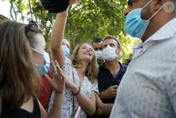 Exclusif - Le président Emmanuel Macron, masqué, prend un bain de foule à Bormes-les-Mimosas le 3 aout 2020. Il a ensuite pris un pot avec François Arizzi, le maire de la commune. © Jacovides/Moreau/Bestimage