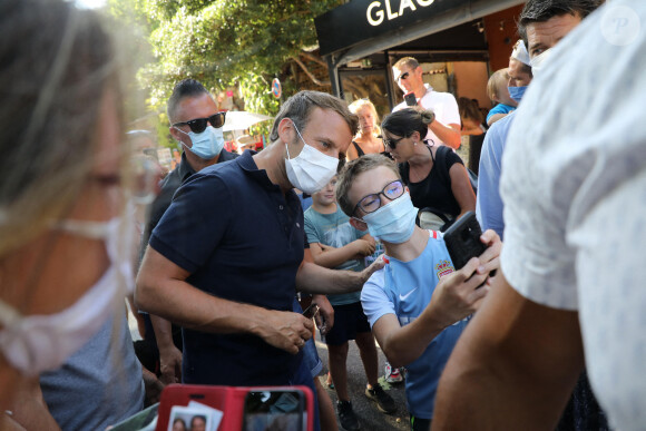 Exclusif - Le président Emmanuel Macron, masqué, prend un bain de foule à Bormes-les-Mimosas le 3 aout 2020. Il a ensuite pris un pot avec François Arizzi, le maire de la commune. © Jacovides/Moreau/Bestimage