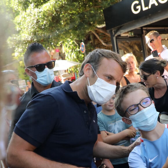 Exclusif - Le président Emmanuel Macron, masqué, prend un bain de foule à Bormes-les-Mimosas le 3 aout 2020. Il a ensuite pris un pot avec François Arizzi, le maire de la commune. © Jacovides/Moreau/Bestimage