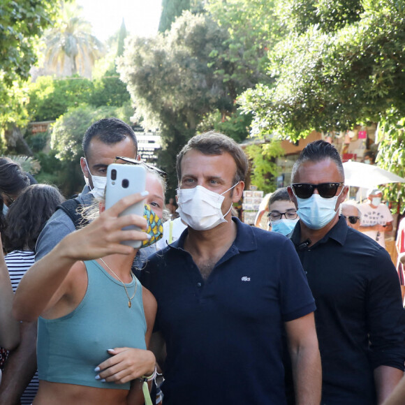 Exclusif - Le président Emmanuel Macron, masqué, prend un bain de foule à Bormes-les-Mimosas le 3 aout 2020. Il a ensuite pris un pot avec François Arizzi, le maire de la commune. © Jacovides/Moreau/Bestimage