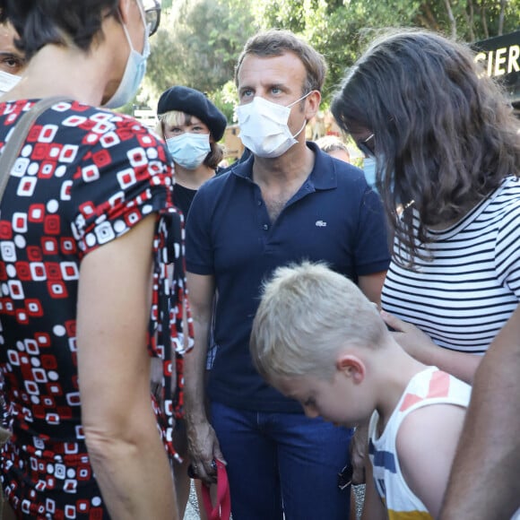 Exclusif - Le président Emmanuel Macron, masqué, prend un bain de foule à Bormes-les-Mimosas le 3 aout 2020. Il a ensuite pris un pot avec François Arizzi, le maire de la commune. © Jacovides/Moreau/Bestimage