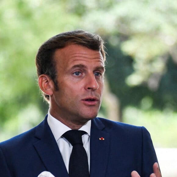 Le président français Emmanuel Macron (R), et la secrétaire d'État auprès du Premier ministre, en charge des personnes handicapées Sophie Cluzel (L) lors d'une visite pour rencontrer des assistantes à domicile à Toulon, dans le sud de la France, le 4 août 2020. - Emmanuel Macron a annoncé que l'Etat débloquerait 80 millions d'euros pour payer, à part égale des départements, une prime Covid-19 exceptionnelle pour aide à domicile. © Christophe Simon / Pool / Bestimage