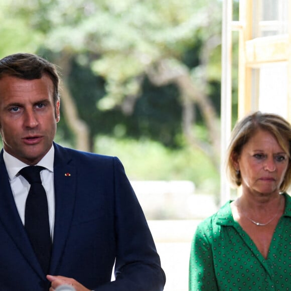 Le président français Emmanuel Macron (R), et la secrétaire d'État auprès du Premier ministre, en charge des personnes handicapées Sophie Cluzel (L) lors d'une visite pour rencontrer des assistantes à domicile à Toulon, dans le sud de la France, le 4 août 2020. - Emmanuel Macron a annoncé que l'Etat débloquerait 80 millions d'euros pour payer, à part égale des départements, une prime Covid-19 exceptionnelle pour aide à domicile. © Christophe Simon / Pool / Bestimage