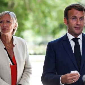 Le président français Emmanuel Macron (R), et la secrétaire d'État auprès du Premier ministre, en charge des personnes handicapées Sophie Cluzel (L) lors d'une visite pour rencontrer des assistantes à domicile à Toulon, dans le sud de la France, le 4 août 2020. - Emmanuel Macron a annoncé que l'Etat débloquerait 80 millions d'euros pour payer, à part égale des départements, une prime Covid-19 exceptionnelle pour aide à domicile. © Christophe Simon / Pool / Bestimage