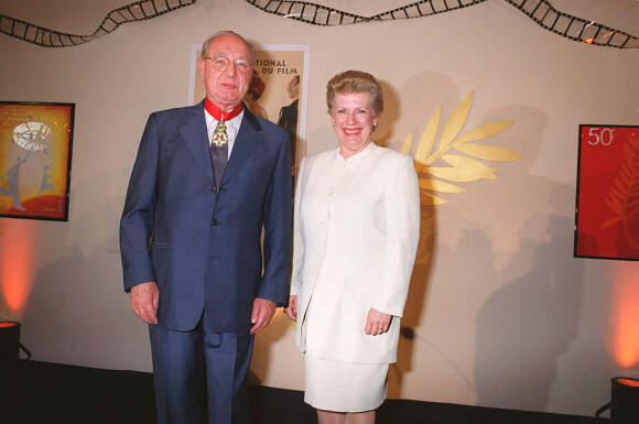 Pierre Viot recevant la Légion d'honneur, avec Catherine Trautmann, lors du 52e Festival de Cannes, en 1999. © RINDOFF-JACOVIDES-FIZET / BESTIMAGE
