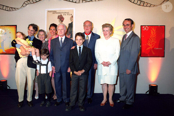 Pierre Viot en famille pour recevoir la Légion d'honneur, avec Catherine Trautmann, au 52e Festival de Cannes, en 1999. © RINDOFF-JACOVIDES-FIZET / BESTIMAGE