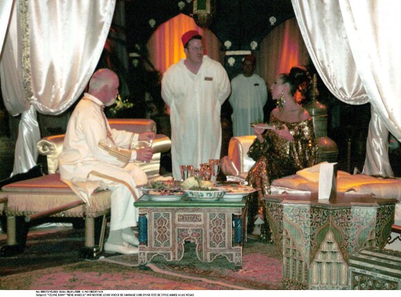 Céline Dion et René Angélil se remarient sur le thème oriental, à Las Vegas, en 2000
 