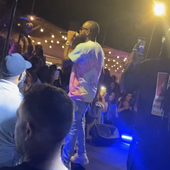 Jessica Thivenin, Thibaut Garcia, Kev Adams, son frère Noam et Magali Berdah ont fait la fête ensemble dans le sud de la France lors d'un showcase de Maître Gims. Août 2020.