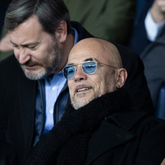 Pascal Obispo et sa femme Julie Hantson dans les tribunes lors du match de championnat de Ligue 1 Conforama opposant le Paris Saint-Germain (PSG) aux Girondins de Bordeaux au Parc des Princes à Paris, France, le 23 février 2020. Le PSG a gagné 4-3. © Cyril Moreau/Bestimage 