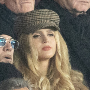 Pascal Obispo et sa femme Julie Hantson dans les tribunes lors du match de championnat de Ligue 1 Conforama opposant le Paris Saint-Germain (PSG) aux Girondins de Bordeaux au Parc des Princes à Paris, France, le 23 février 2020. Le PSG a gagné 4-3. © Cyril Moreau/Bestimage