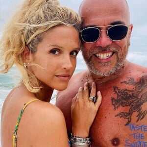 Julie et Pascal Obispo câlins pendant les vacances, le 10 août 2020.