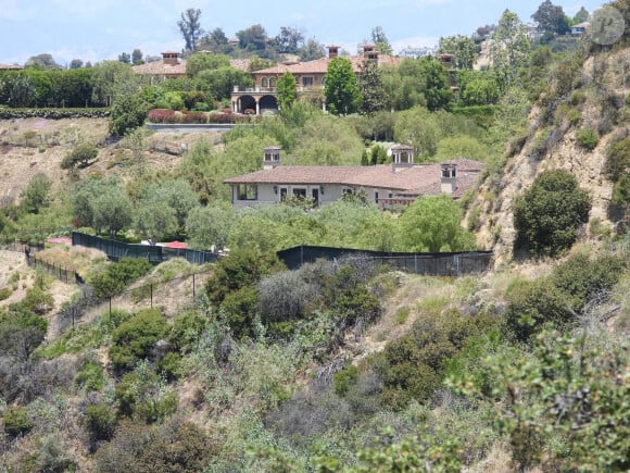 Exclusif - Des parois occultantes sont surélevées autour de la propriété du prince Harry et de Meghan Markle à Los Angeles, pour tenter de préserver au maximum leur intimité. Un sentier de randonnée, récemment accessible au public, longe une partie de la propriété, d'une valeur de 18 millions de dollars. Le 19 mai 2020.