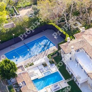 Exclusif - Après le Canada, Meghan Markle, la duchesse de Sussex, et son mari le prince Harry auraient finalement décidé de s'installer à Malibu! Cette nouvelle adresse fait suite à leur décision de prendre du recul quant à leurs devoirs royaux, et leurs envies d'indépendance. S'ils conservent leurs titres de duc et duchesse de Sussex, ils ne font désormais plus partie des Altesses Royales. Si l'on en croit les propos de C. Jenner, les parents d'A. Mountbatten-Windsor résideront bientôt aux Etats-Unis dans une magnifique propriété de 7 million de dollars comprenant 5 chambres, un court de tennis et une piscine. Meghan et Harry deviendraient les nouveaux voisins de M. Gibson et de D. Van Dyke. Le 20 février 2020