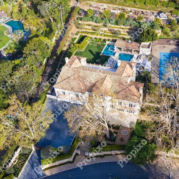 Exclusif - Après le Canada, Meghan Markle, la duchesse de Sussex, et son mari le prince Harry auraient finalement décidé de s'installer à Malibu! Cette nouvelle adresse fait suite à leur décision de prendre du recul quant à leurs devoirs royaux, et leurs envies d'indépendance. S'ils conservent leurs titres de duc et duchesse de Sussex, ils ne font désormais plus partie des Altesses Royales. Si l'on en croit les propos de C. Jenner, les parents d'A. Mountbatten-Windsor résideront bientôt aux Etats-Unis dans une magnifique propriété de 7 million de dollars comprenant 5 chambres, un court de tennis et une piscine. Meghan et Harry deviendraient les nouveaux voisins de M. Gibson et de D. Van Dyke. Le 20 février 2020