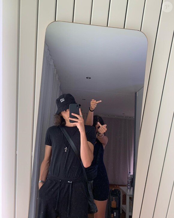 Deva Cassel révèle être en couple et pose avec son amoureux sur Instagram le 13 août 2020.