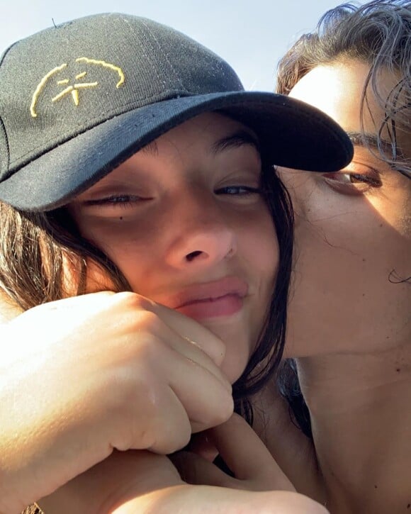 Deva Cassel révèle être en couple et pose avec son amoureux sur Instagram le 13 août 2020.