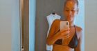 Amel Bent se dévoile en bikini dans sa salle de bain, lors de ses vacances à Palavas-les-flots, le 12 août 2020.
