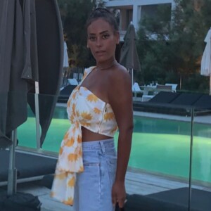 Amel Bent très bronzée lors de ses vacances en famille à Palavas-les-flots, le 12 août 2020.