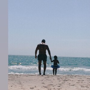 Amel Bent a partagé une photo de son mari Patrick avec leur fille Hana sur Instagram le 14 août 2020, lors de leurs vacances en famille à Palavas-les-flots.