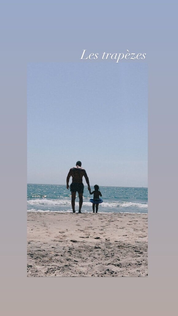 Amel Bent a partagé une photo de son mari Patrick avec leur fille Hana sur Instagram le 14 août 2020, lors de leurs vacances en famille à Palavas-les-flots.