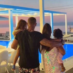 Amel Bent publie des photos de ses vacances en famille sur sa page Instagram le 12 août 2019.