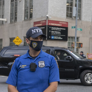 Visite du président Donald Trump à son jeune frère Robert Trump au Presbyterian Hospital à New York. Selon la Maison Blanche, Robert Trump aurait été admis pour maladie grave. Les mesures de protection et de sécurité du président des Etats-Unis ont été déployées. Le 14 août 2020
