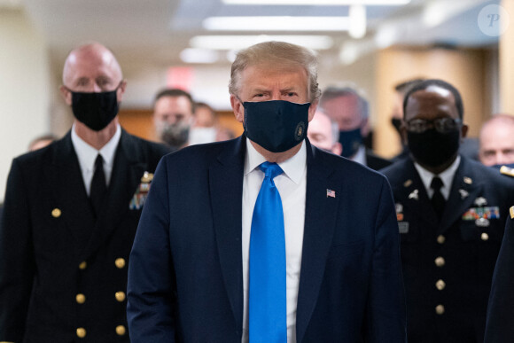 Le président Donald Trump, avec un masque de protection contre le coronavirus (COVID-19) arrive au centre médical Walter Reed à Bethesda le 11 juillet 2020.