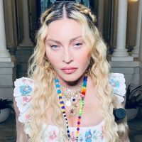 Madonna a 62 ans : la chanteuse prend la pose, aidée d'une béquille