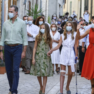 Felipe et Letizia d'Espagne, avec leurs filles Leonor et Sofia, en visite à Majorque, le 10 août 2020.
