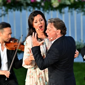 Roberto Alagna et sa femme Aleksandra Kurzak - Récital filmé dans les jardins du Château de la Chèvre d'Or à Eze Village pour une diffusion sur internet pour le Metropolitan Opera, le 16 août 2020. © Bruno Bebert / Bestimage