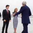 L'ambassadeur des Etats-Unis au Japon Caroline Kennedy et son fils Jack Schlossberg accueillent le secrétaire d'état américain John Kerry sur la base aérienne du corps des Marines Iwakuni  à Hiroshima. Le 10 avril 2016 U.S.