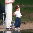 John Schlossberg, enfant, avec sa nounou à Central Park. New York, le 11 mai 1995.