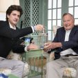 Jack Schlossberg, le petit-fils de John F. Kennedy, remet le prix "Profile in Courage 2014" à George H. W. Bush à Kennebunkport en septembre 2014.