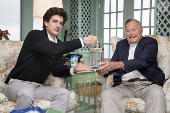 Jack Schlossberg, le petit-fils de John F. Kennedy, remet le prix "Profile in Courage 2014" à George H. W. Bush à Kennebunkport en septembre 2014.