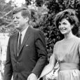 John F. Kennedy, sa femme Jacqueline à la Maison Blanche, à Waashington, le 24 mai 1962.
