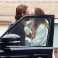 Exclusif - Gerard Butler et sa compagne Morgan Brown partagent un baiser à Los Angeles le 2 juillet 2020.
