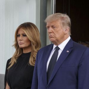 Le président des États-Unis, Donald J.Trump, et la Première Dame Melania Trump, lors des obsèques de Robert Trump (frère de Donald Trump) après un service funéraire à la Maison Blanche à Washington, DC.