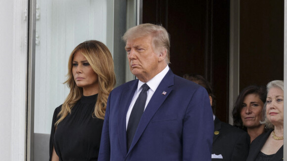 Donald Trump soutenu par Melania et ses filles aux obsèques de son frère