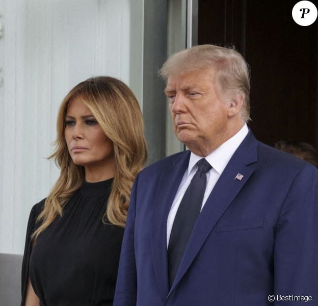 Le président des États-Unis, Donald J.Trump, et la Première Dame Melania Trump, lors des obsèques de Robert Trump (frère de Donald Trump) après un service funéraire à la Maison Blanche à Washington, DC.