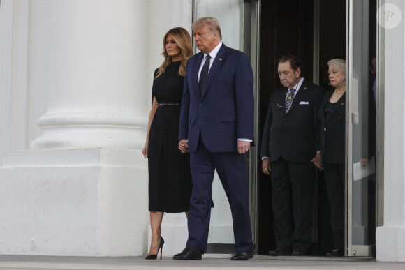 Le président des États-Unis, Donald J.Trump, et la Première Dame Melania Trump, lors des obsèques de Robert Trump (frère de Donald Trump) après un service funéraire à la Maison Blanche à Washington, DC. Le 21 aout 2020.