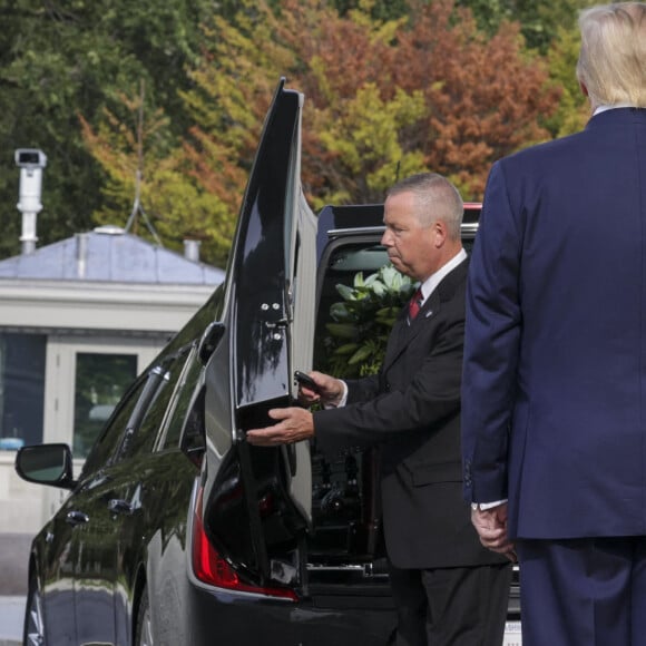 Le président des États-Unis, Donald J.Trump, et la Première Dame Melania Trump, lors des obsèques de Robert Trump (frère de Donald Trump) après un service funéraire à la Maison Blanche à Washington, DC. Le 21 aout 2020.