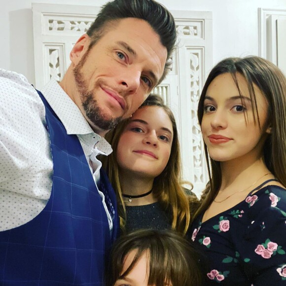 Norbert Tarayre avec ses trois filles, sur Instagram, le 8 mars 2020