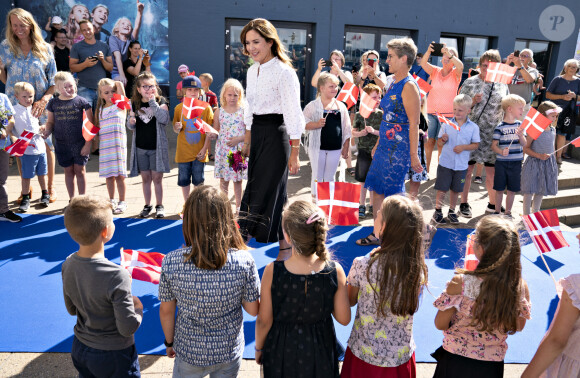 La princesse Mary de Danemark visite l'aquarium Kattegatcenter à Grena le 19 août 2020.