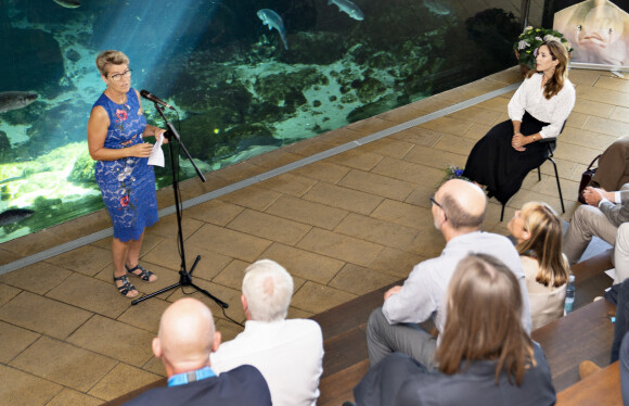 La princesse Mary de Danemark visite l'aquarium Kattegatcenter à Grena le 19 août 2020.