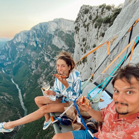 Laury Thilleman a partagé des photos de son incroyable expérience dans le vide avec son amoureux Juan Arbelaez, sur Instagram. Août 2020.