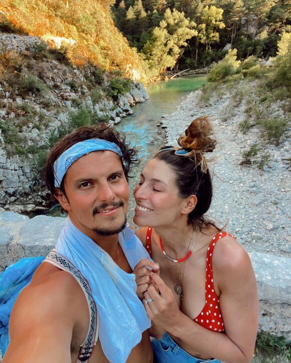 Laury Thilleman a partagé des photos de ses vacances en France avec son chéri Juan Arbelaez, sur Instagram. Août 2020.