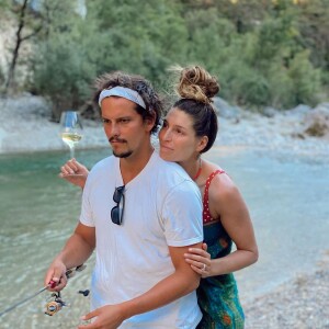 Laury Thilleman a partagé des photos de ses vacances en France avec son chéri Juan Arbelaez, sur Instagram. Août 2020.